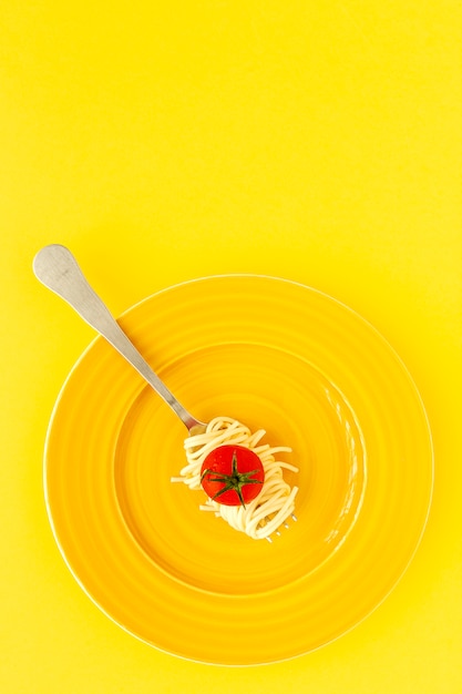 Spaghetti fatti in casa con salsa di pomodoro e basilico