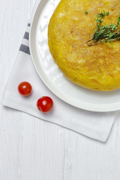 Omelette spagnola fatta in casa con patate e uova. cucina tradizionale spagnola