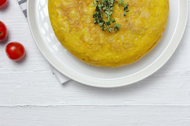 Omelette spagnola fatta in casa con patate e uova. cucina tradizionale spagnola