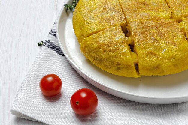 Omelette spagnola fatta in casa con patate e uova. cucina tradizionale spagnola