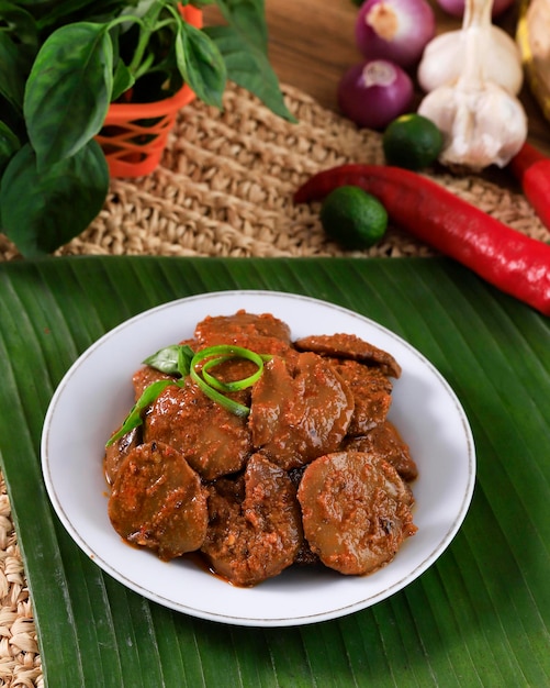 Домашний пряный жареный картофель с фруктами для собак Rendang Jengkol на столе