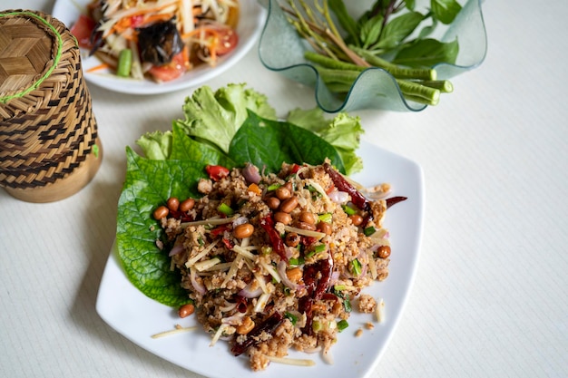 Foto insalata di salsicce tailandesi piccanti fatte in casa con sfondo sfocato