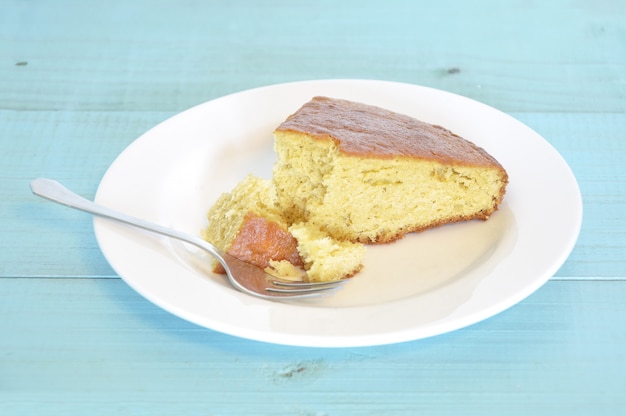 Photo homemade sponge cake on a white plate