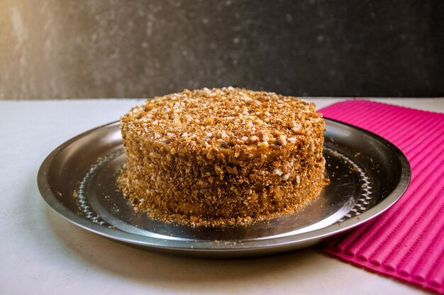 Photo homemade sponge cake with butter cream and boiled condensed milk