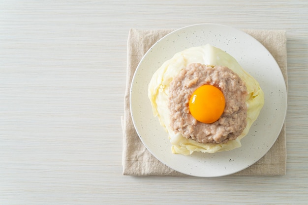 自家製蒸しキャベツ詰め豚挽肉と卵黄