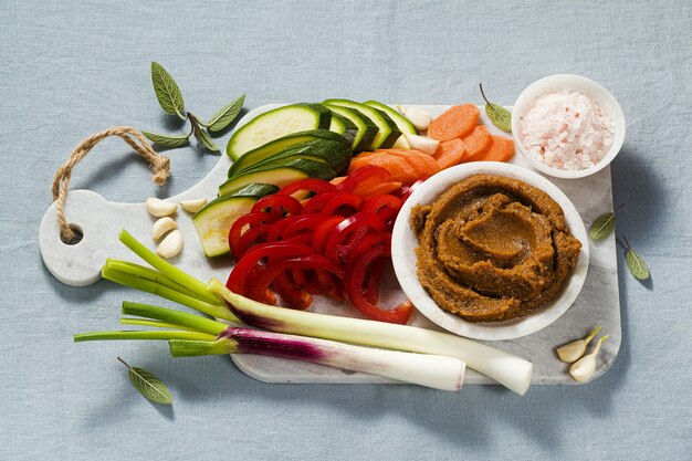 Photo homemade stock in bouillon cube with fresh vegetables. healthy cuisine