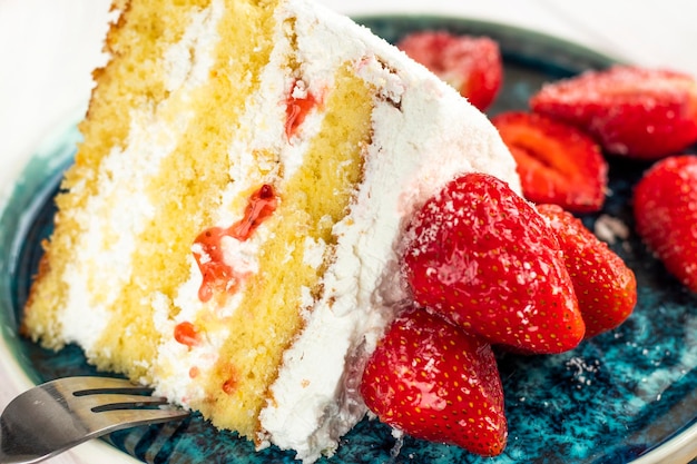 Foto torta di fragole casalinga tagliata a fragole decorata con fragole fresche