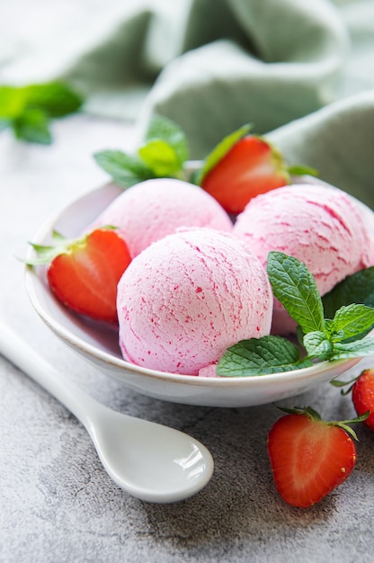 Gelato alla fragola fatto in casa con fragole fresche