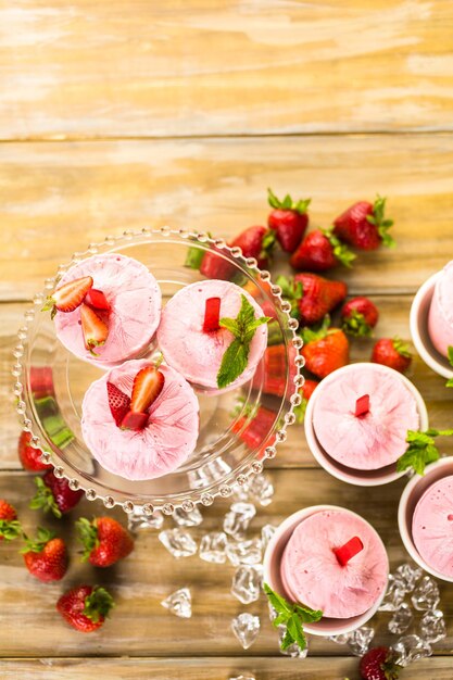 플라스틱 컵으로 만든 수제 딸기 아이스크림.