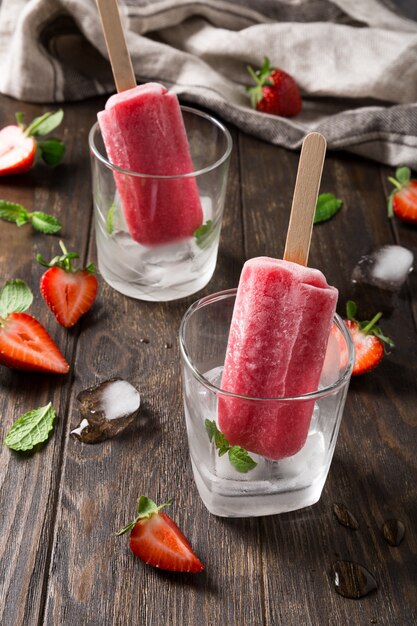 Photo homemade strawberry popsicles