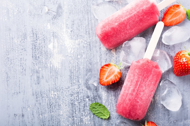 Photo homemade strawberry popsicles