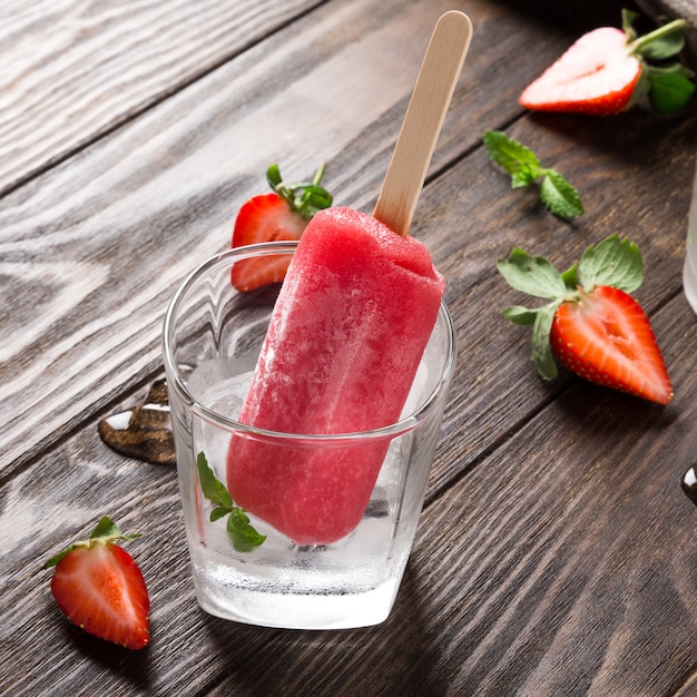 Ghiaccioli alla fragola fatti in casa