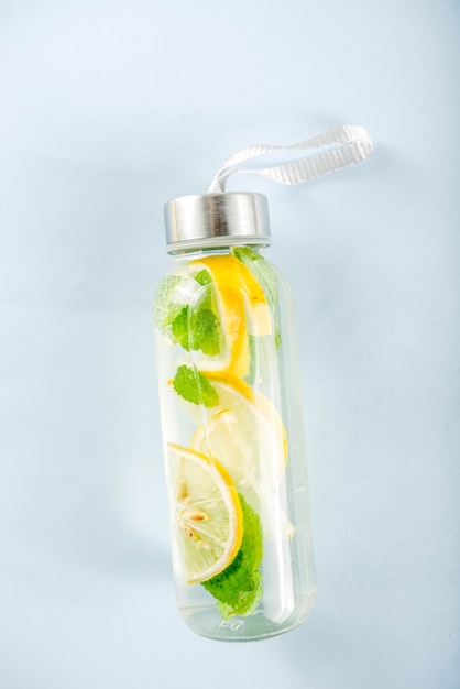 Photo homemade summer lemonade in bottle