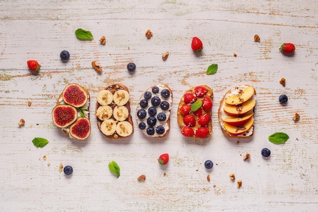 Toast estivo fatto in casa con crema di formaggio burro di noci e frutta e bacche vista dall'alto