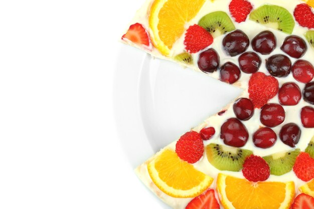 Foto pizza dolce fatta in casa con frutta isolata su bianco