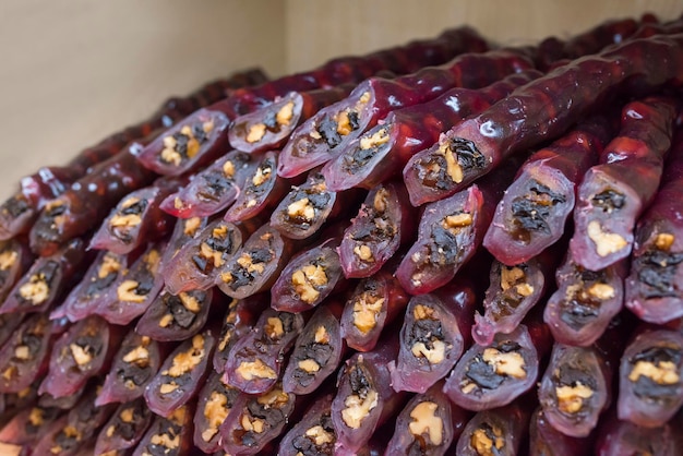 헤이즐넛 호두 포도 주스와 꿀 근접 촬영으로 만든 과자