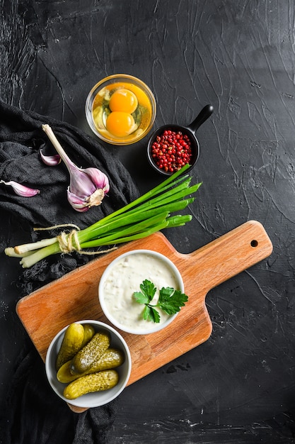 Salsa tartara fatta in casa con ingredienti biologici e sottaceti