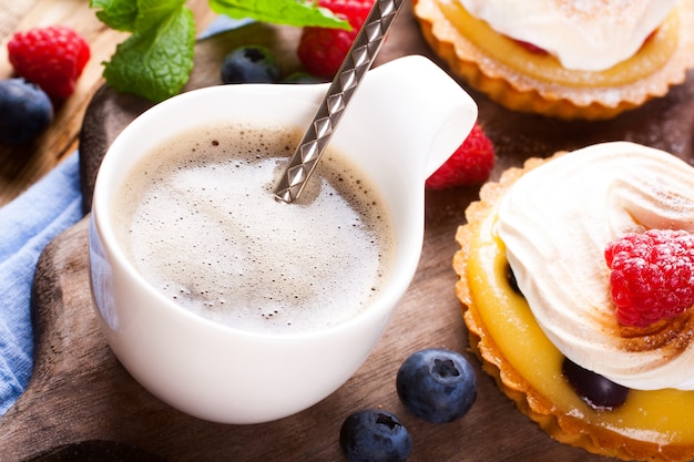 Homemade tartlets with lime curd and meringue 