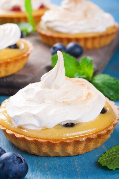 Homemade tartlets with lime curd and meringue 