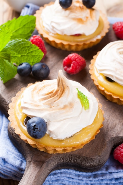 Homemade tartlets with lime curd and meringue 