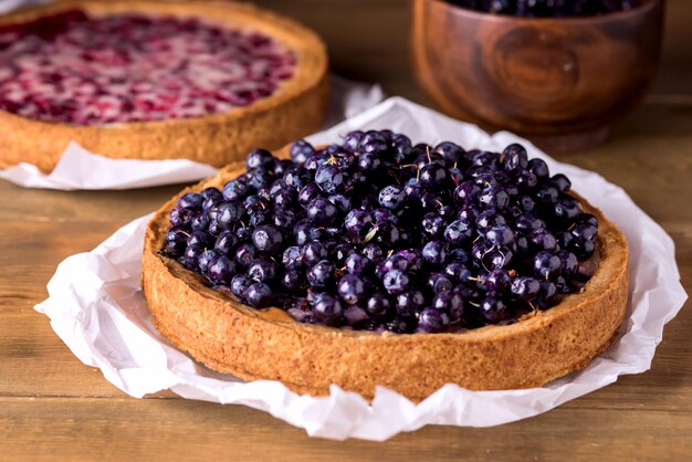 Torta di mirtilli fatta in casa gustosa torta con bacche dessert fondo in legno mirtillo fresco