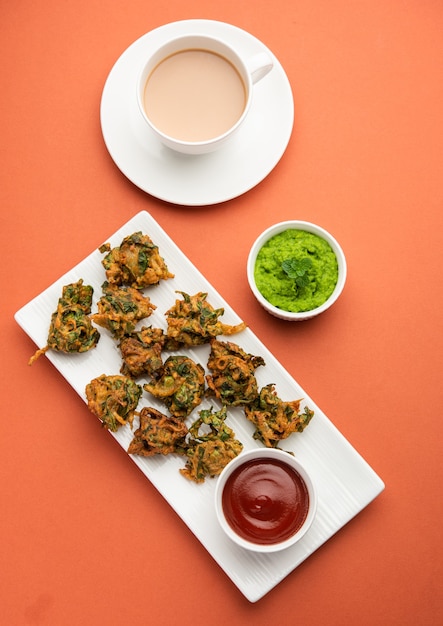 시금치 Firtters로 알려진 수제 맛있는 Palak pakoda 또는 pakora는 케첩과 함께 제공됩니다. 인도에서 가장 좋아하는 티타임 스낵