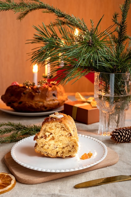 Una torta da tè fatta in casa servita come tradizionale dolcetto natalizio