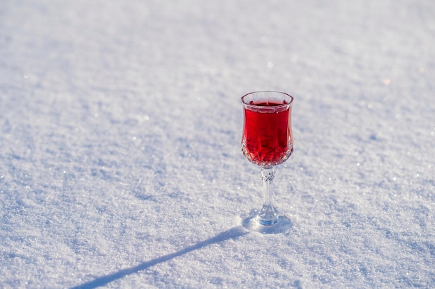 사진 눈과 흰색 배경에 와인 크리스탈 유리에 빨간 체리의 집에서 만든 팅크