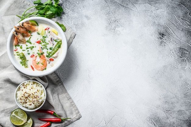 집에서 만든 Tom Kha Gai. 그릇에 코코넛 우유 수프입니다. 태국 음식. 회색 배경. 평면도. 공간 복사