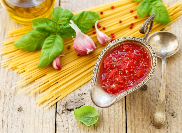 Foto salsa di pomodoro fatta in casa per pasta e carne di pomodori freschi con aglio, basilico e spezie