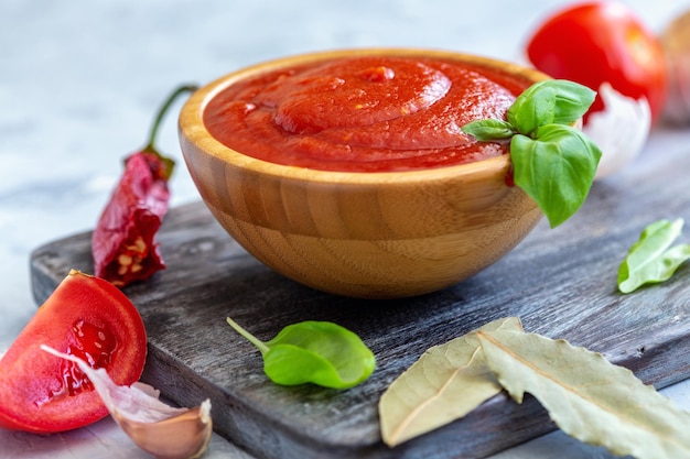 Foto salsa di pomodoro fatta in casa in una ciotola di legno