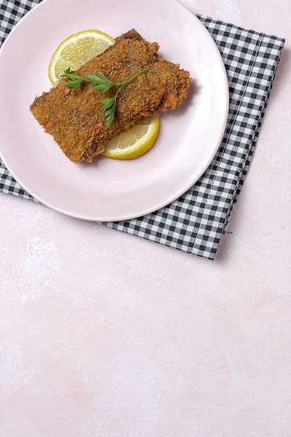 Scaloppa di vitello milanese tradizionale fatta in casa con patatine fritte, insalata, salsa alla maionese