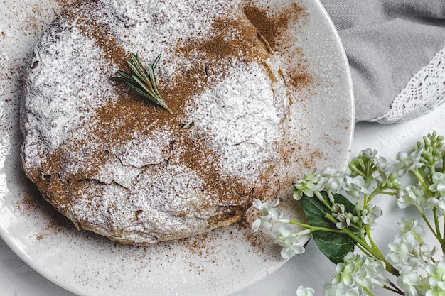 Pastilla marocchina tradizionale fatta in casa o bastiglia di pollo. cibo halal. concetto di cucina araba