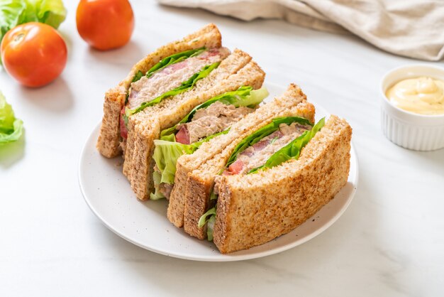 Домашний сэндвич с тунцом