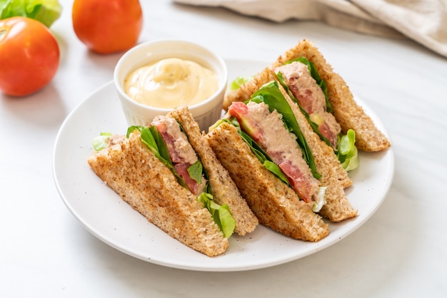 Домашний бутерброд с тунцом