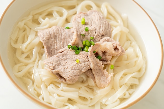 自家製うどんラーメンと豚肉の透明スープ