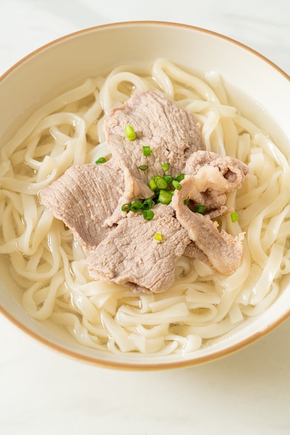 Photo homemade udon ramen noodles with pork in clear soup