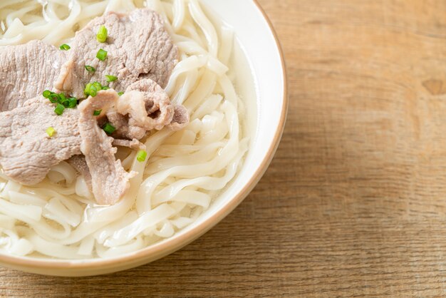 写真 豚肉入りの自家製うどんラーメンと透明スープ