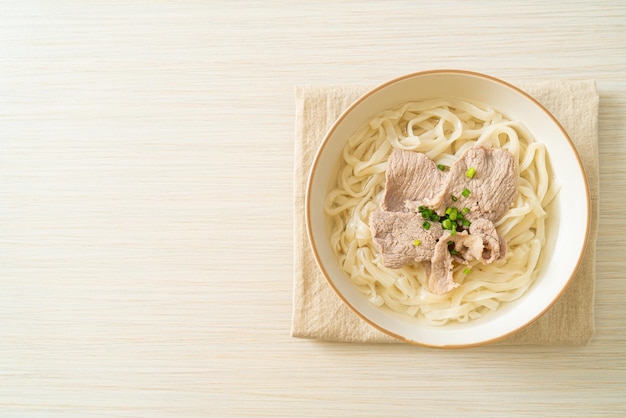 写真 自家製うどんラーメンと豚肉の透明スープ