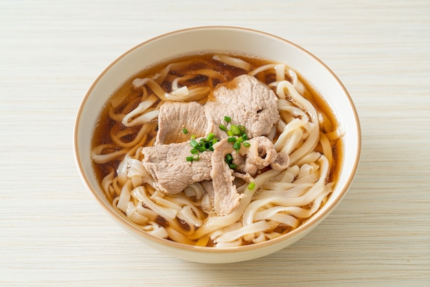 Foto spaghetti ramen udon fatti in casa con maiale in zuppa di soia o shoyu