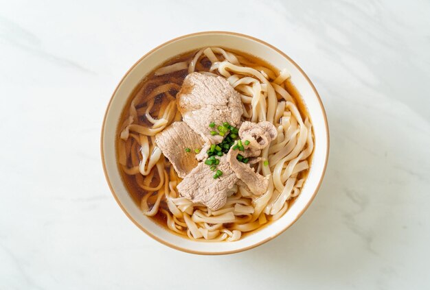 自家製うどんラーメンと豚肉の醤油または醤油だし