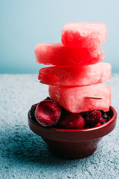 Foto ghiacciolo di latte di cocco fatto in casa con bacche vegane