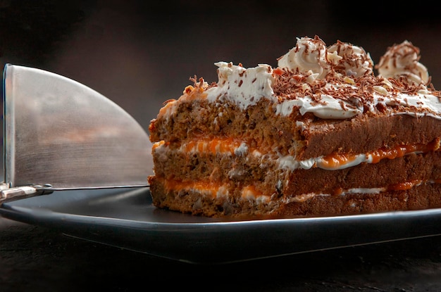 Foto torta di carote vegana fatta in casa senza grassi, senza latticini, senza uova, senza zucchero con crema di cocco.