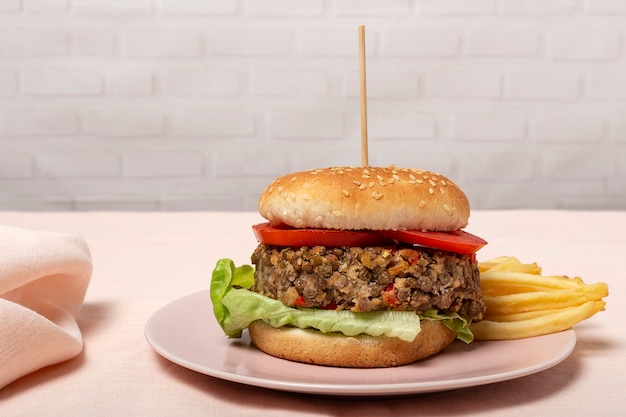 Foto burger di lenticchie fatto in casa vegano