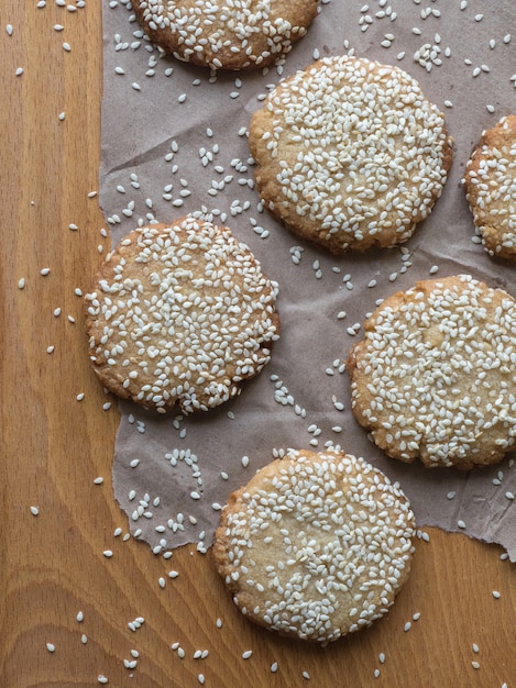 I biscotti fatti in casa di tahini vegani sono disposti su un tavolo di legno