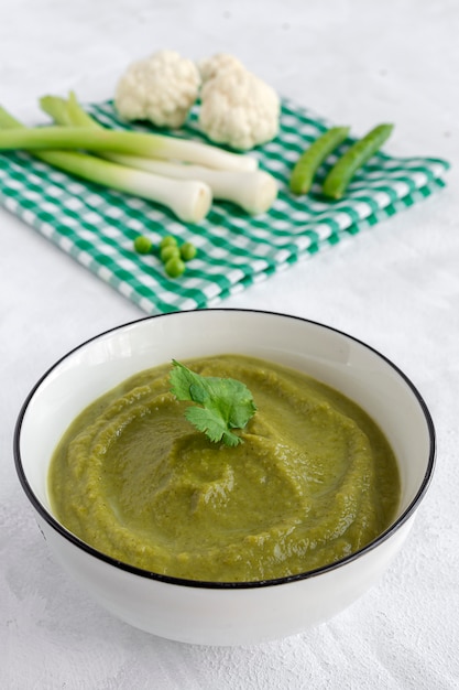 Foto crema di verdure fatta in casa. cibo vegano