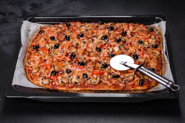 Pizza alle verdure fatta in casa con aggiunta di pomodori olive ed erbe aromatiche