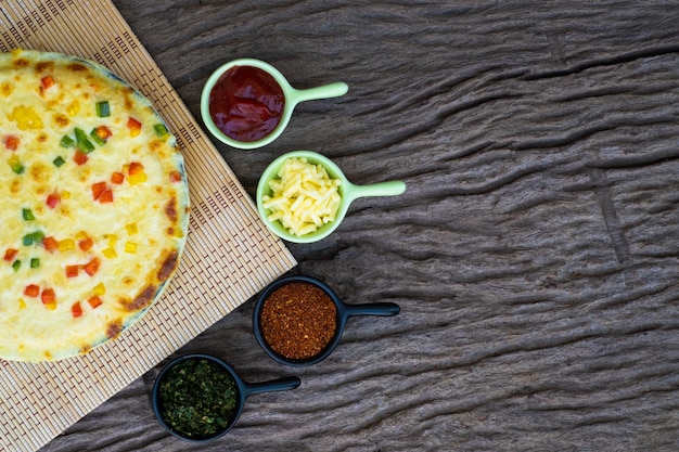 체리 토마토와 나무 배경에 다른 재료로 만든 야채 피자