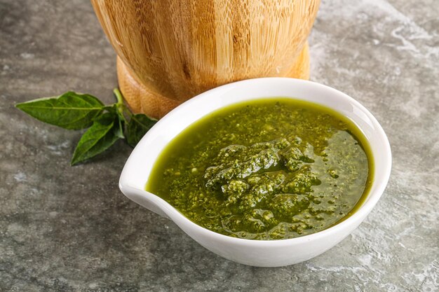 Photo homemade vegetarian basil pesto sauce