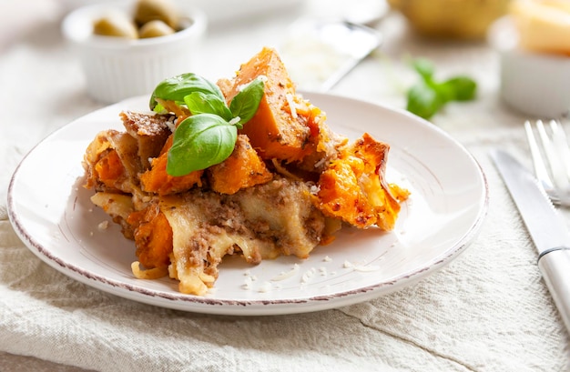 Foto lasagna vegetariana casalinga con zucca